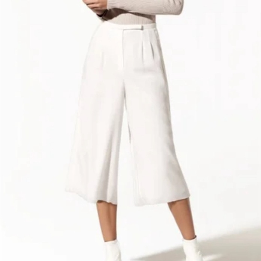 Aritzia Bavarian Lazarus White Capris Wide legged